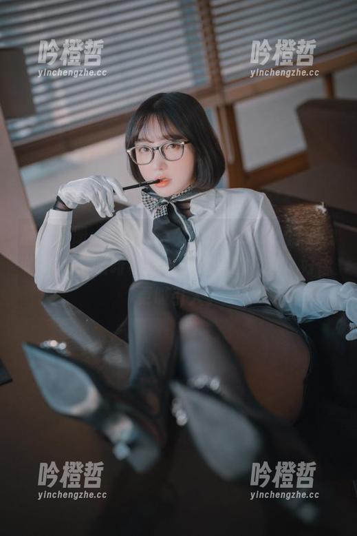 最新图册：Son Ye Eun的[Loozy]恋物咖啡馆，咖啡不插电，这里的“物”好像更吸引人。